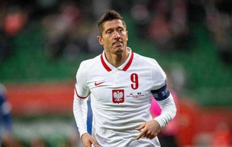 壹号娱乐-莱万多夫斯基回归赛场，势不可挡首场状态亮眼，拜仁观众沸腾！的简单介绍