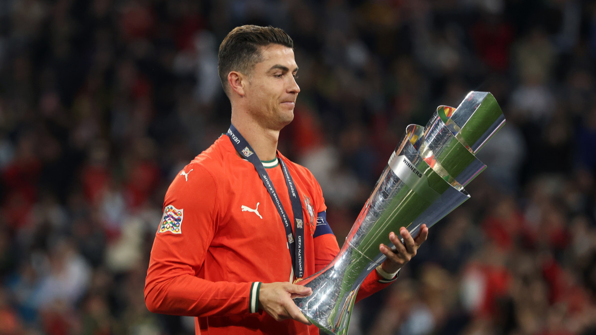 包含C罗回归赛场，精彩发挥首场状态亮眼，湖人观众沸腾！的词条